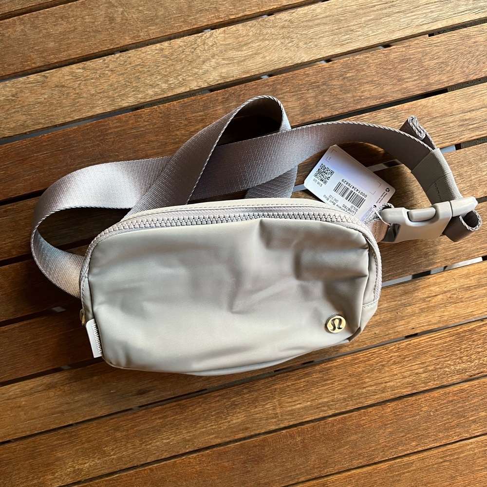 Lululemon | Everywhere Belt Bag - Picture 3 of 5
